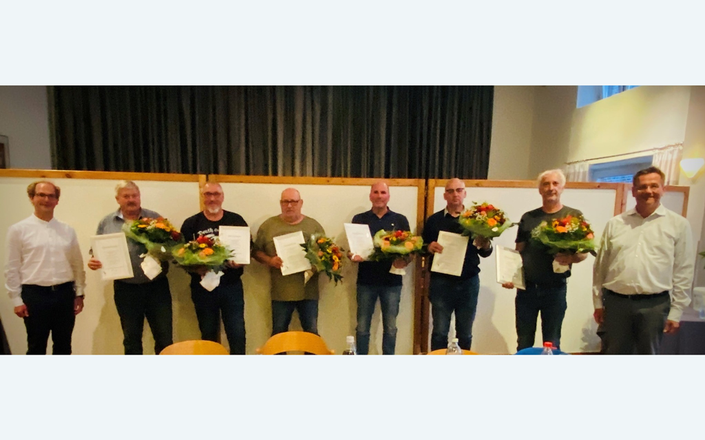 Foto mit Jubilaren von links nach rechts: Peter Herbers, Geschäftsführer/ Wilfried Nolte, 45 Jahre/ Dieter Lügering, 30 Jahre/ Bruno Adebahr, 25 Jahre/ Werner Brinkmann, 30 Jahre/ Ralf Gehrke, 25 Jahre/ Bernd Bunzel, 25 Jahre/ Ewald Oehm, Geschäftsführer (es fehlt: Frank Kowolik, 25 Jahre)